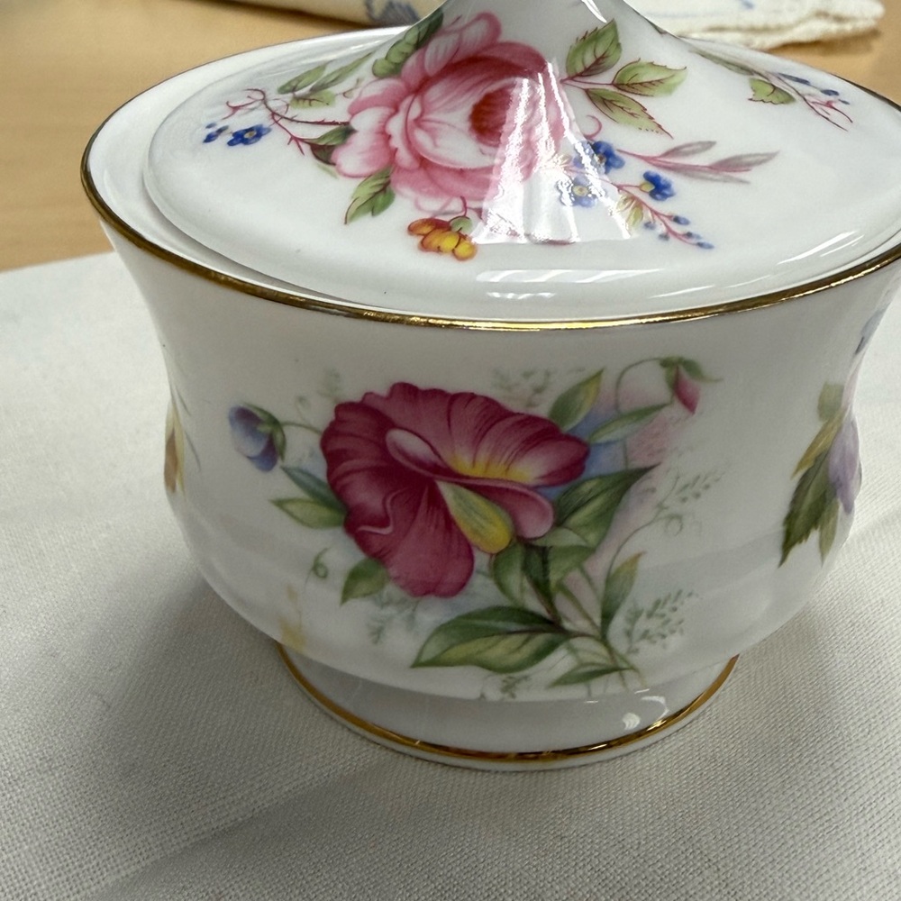 Vintage Queens Fine Bone China Floral Sugar or Trinket Bowl with Lid Vintage - Picture 10 of 12
